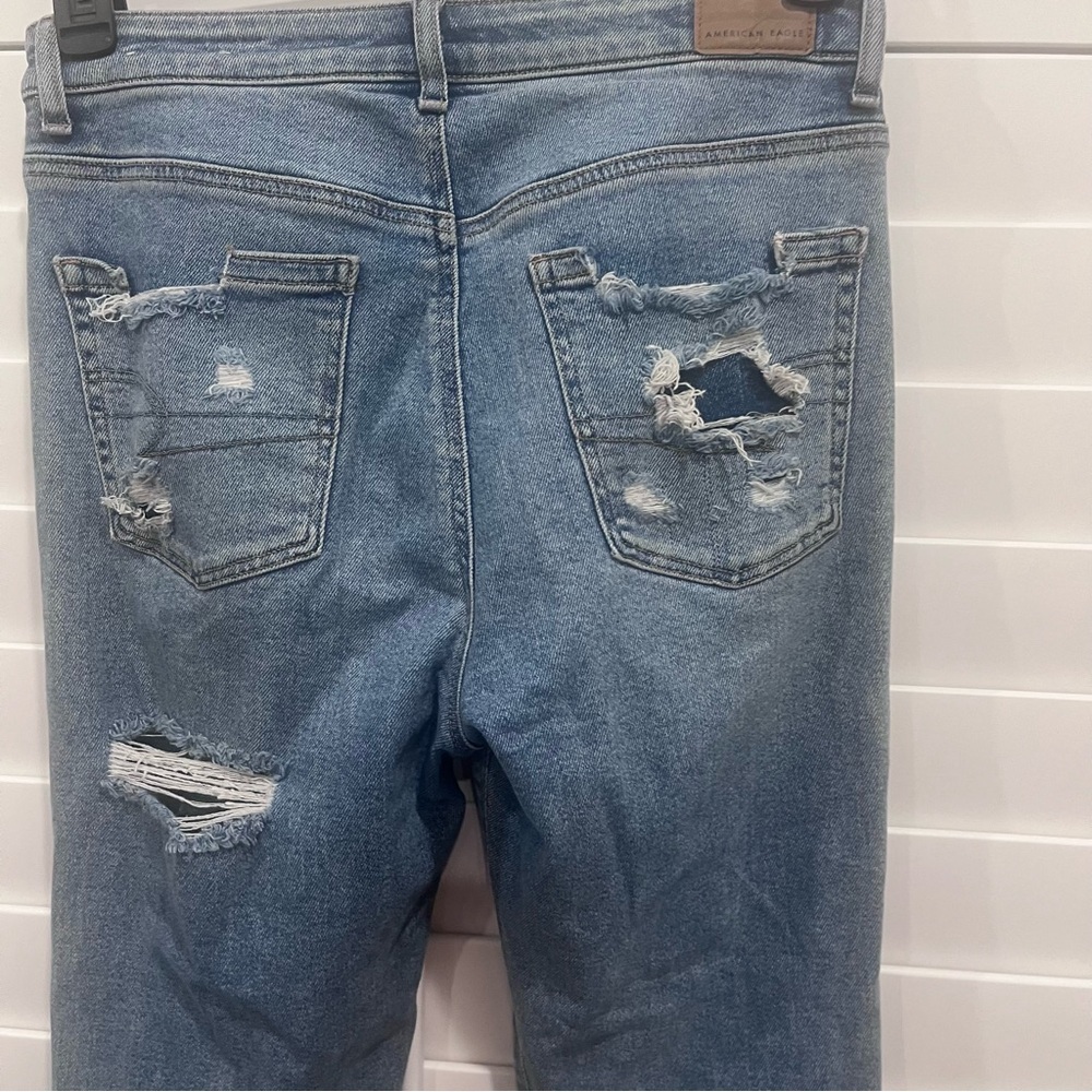AMERICAN EAGLE Mom Jean Distressed Size 6 - Picture 4 of 8